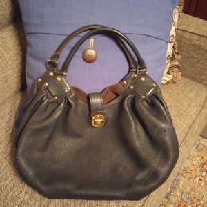 EUC Louis Vuitton mahina leather shoulder bag. Excellent vintage condition